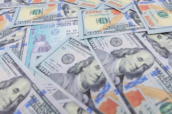 Amerikalılara yapılan virüs ödemelerini göstermek için üzerinde koronavirüs uyarıcısı ödemesi olan 100 dolarlık banknotlar. Vergi iadesi ya da koronavirüs uyarıcısı ödemelerini hesaba katın. Küresel salgın Covid 19 kilitlendi
