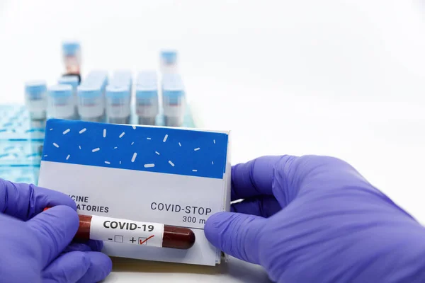 의사가 코로나 바이러스 코로나 바이러스 코로나 바이러스 Covid 치료에 튜브로 — 스톡 사진