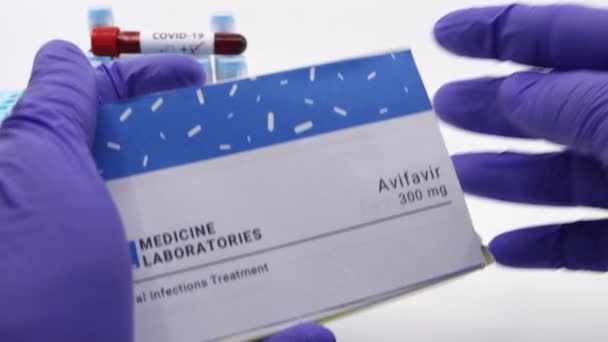 Dubai Uae Circa 2020 Doctor Showing Box Medicine Covid Treatment — Αρχείο Βίντεο