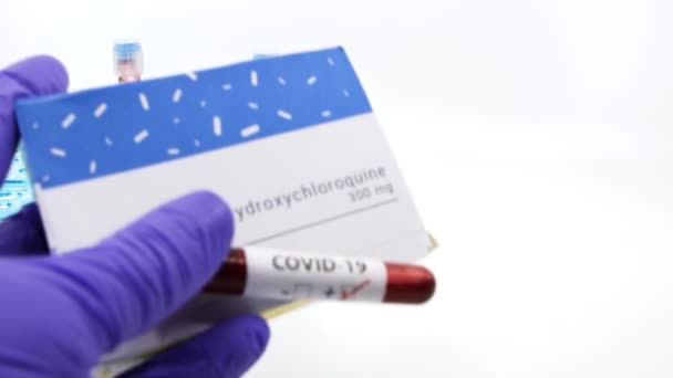 Dubai Oae Circa 2020 Доктор Показує Пляшку Медицини Лікування Covid — стокове відео