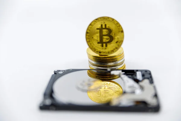 Açık bir sabit diskin üstüne yığılmış Altın Bitcoin jetonları. Dünya çapında sanal internet kripto para birimi, dijital ödeme sistemi. Bitcoin çiftliğinde dijital para kripto para kriptosu. Boşluğu kopyala