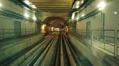 BAE, Dubai - 2020 dolaylarında Dubai metrosunun istasyondan ayrılması zamanaşımı. Modern ulaşım sistemi kavramı. 