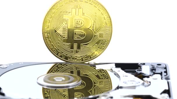 Guld Bitcoin Token Framför Hdd Med Roterande Plattor Världsomspännande Virtuella — Stockvideo