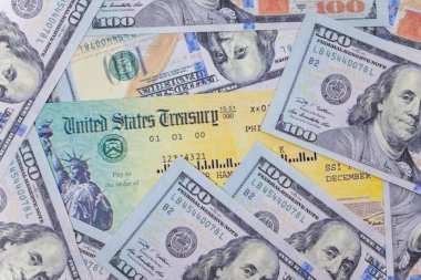 Amerikalılara yapılan virüs ödemelerini göstermek için üzerinde koronavirüs uyarıcısı ödemesi olan 100 dolarlık banknotlar. Vergi iadesi ya da koronavirüs uyarıcısı ödemelerini hesaba katın. Küresel salgın Covid 19 kilitlendi