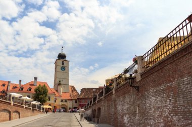 SIBIU, ROMANIA - 2020 dolaylarında bulutlu mavi gökyüzü olan eski bir ortaçağ tuğla duvarı. Doğu Avrupa 'da güzel bir turistik yer. Sibiu Romanya 'daki Meşhur Konsey Kulesi