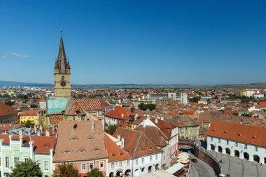 SIBIU, ROMANIA - 2020 dolaylarında bulutlu mavi gökyüzü olan eski ortaçağ kasabasının manzarası. Doğu Avrupa 'da güzel bir turistik yer. Sibiu Romanya 'daki ünlü Evangelic Kilisesi' nin havadan görüşü