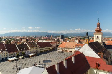 SIBIU, ROMANIA - 2020 dolaylarında bulutlu mavi gökyüzü olan eski ortaçağ kasabasının manzarası. Doğu Avrupa 'da güzel bir turistik yer. Sibiu Romanya 'daki ünlü Büyük Meydan' ın hava manzarası