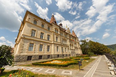 SIGHISOARA, ROMANIA - 2020 dolaylarında bulutlu mavi gökyüzüne sahip eski bir ortaçağ kasabası. Doğu Avrupa 'da güzel bir turistik yer. Sighisoara Romanya 'daki ünlü eski ortaçağ konağı