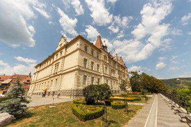 SIGHISOARA, ROMANIA - 2020 dolaylarında bulutlu mavi gökyüzüne sahip eski bir ortaçağ kasabası. Doğu Avrupa 'da güzel bir turistik yer. Sighisoara Romanya 'daki ünlü eski ortaçağ konağı