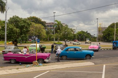 HAVANA, CUBA - CIRCA 2017: Vedado Küba 'daki Plaza de la Revolucion' da turistleri bekleyen bir grup Amerikan klasik taksi