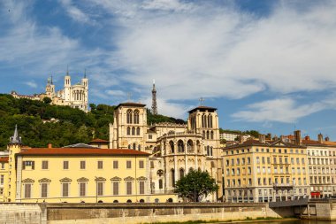 Lyon, Fransa - CIRCA 2019: Saone Nehri kıyısındaki tarihi Lyon Eski Şehir binaları. Lyon, Auvergne-Rhone-Alpes Bölgesi, Fransa.