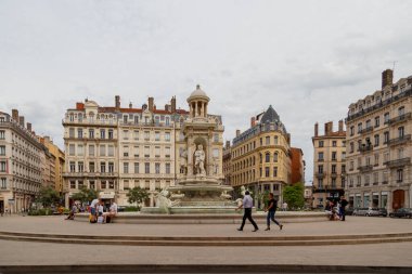 Lyon, Fransa - CIRCA 2019: Saone Nehri kıyısındaki tarihi Lyon Eski Şehir binaları. Lyon, Auvergne-Rhone-Alpes Bölgesi, Fransa.