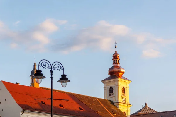 SIBIU, ROMANIA - 2020 dolaylarında bulutlu mavi gökyüzü olan eski bir ortaçağ kasabası. Doğu Avrupa 'da güzel bir turistik yer. Sibiu Romanya 'daki ünlü ortaçağ kulesi