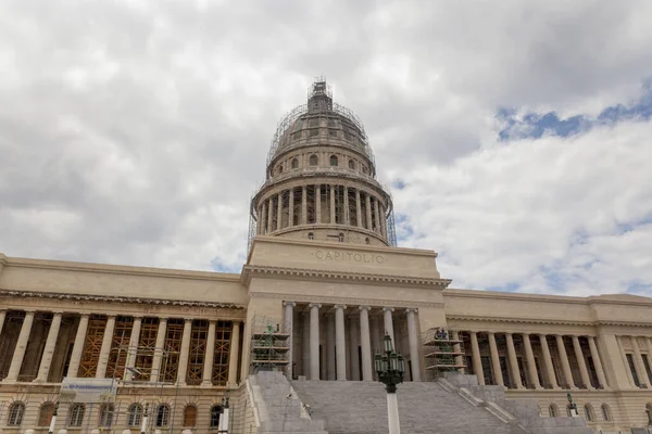 HAVANA, CUBA - CIRCA 2017: El Capitolio, veya Ulusal Kongre Binası, Küba 'nın başkenti Havana' da en çok ziyaret edilen alanlardan biridir..