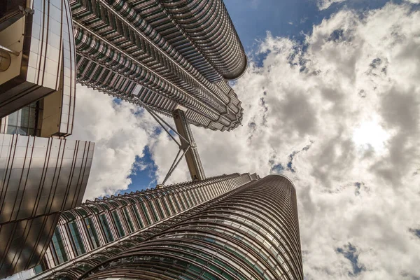 Kuala Lumpur, Malezya - CIRCA 2017: Petronas İkiz Kuleleri olarak da bilinen KLCC veya Petronas Kulelerinin manzarası Kuala Lumpur 'da ikiz gökdelenlerdir..