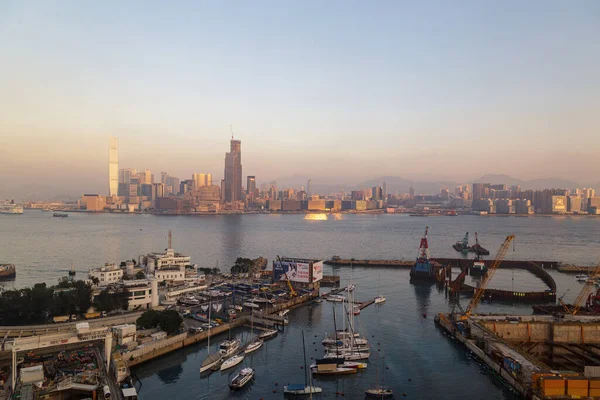 Hong Kong, Çin - 2020 Hong Kong Skyline ve Victoria Harbor sabah. Açık bir günde Hong Kong körfezi üzerinde gün batımı
