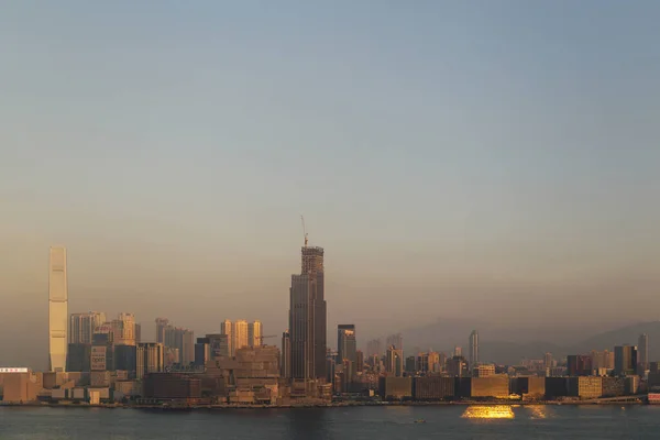 Hong Kong, Çin - 2020 Hong Kong Skyline ve Victoria Harbor sabah. Açık bir günde Hong Kong körfezi üzerinde gün batımı