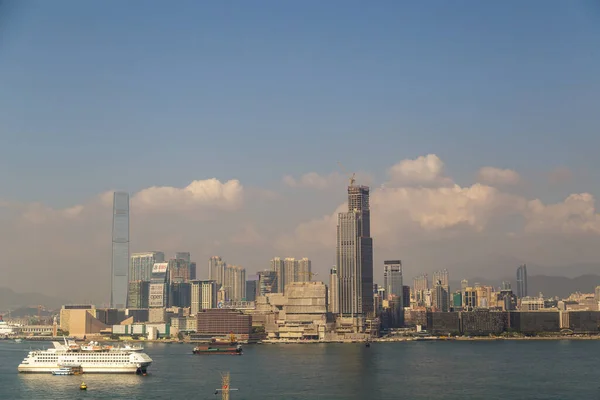 Hong Kong, Çin - 2020 Hong Kong Skyline ve Victoria Harbor sabah. Açık bir günde Hong Kong körfezi üzerinde gün batımı