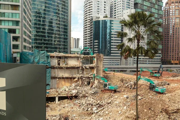 HONG KONG, ÇİN - CIRCA 2020: Hong Kong 'da bir binayı söken gökdelen kazıcı. Büyük bir inşaat alanı. Kentsel modern gelişim alanı daraltma kavramı