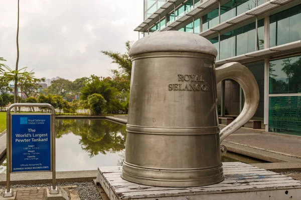 KUALA LUMPUR, MALAYSIA - CIRCA 2018: Turistler mutfak gereçlerinin üretim sürecini, kalay cevheri ile antimon ve bakır karışımı Pewter adlı mücevher aksesuarlarını ziyaret ederler. Bu fabrikanın adı Rayal Sal.