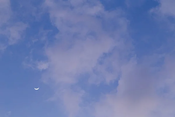 Lune Derrière Les Nuages Pendant Journée Sur Ciel Bleu Vif — Photo