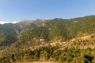 KATHMANDU, NEPAL - CIRCA 2017: yeşil bir tepenin üzerindeki Ncell tabelasının görüntüsü. Cep telefonu internet sağlayıcısı. Ncell, Nepal 'de özel bir cep telefonu operatörüdür..