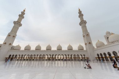 Abu Dabi, BAE - CIRCA 2020: Abu Dabi 'deki Şeyh Zayed Büyük Camii, Birleşik Arap Emirlikleri' nin başkentinde gün batımında iç mekan. Orta Doğu 'daki en güzel ve en büyük cami.
