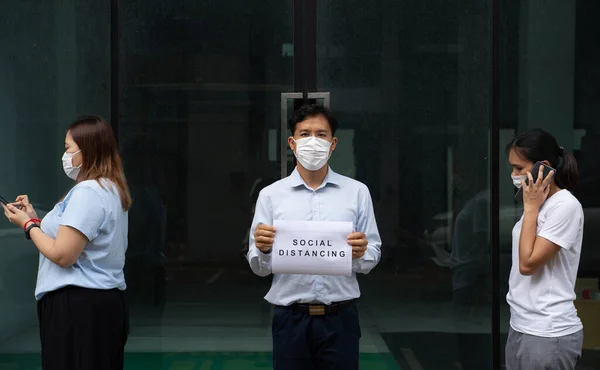 아시아 사람들은 사교적 거리를 유지하기 신호를 가지고 있습니다 사람들은 거리를 — 스톡 사진