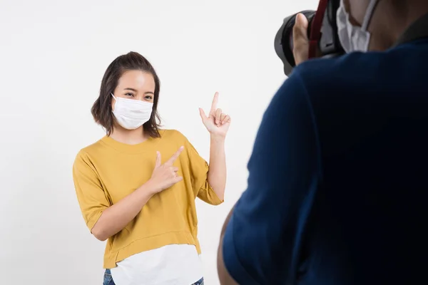 Fotografi Modelle Indossano Maschere Proteggere Virus Mentre Lavori Uno Studio — Foto Stock