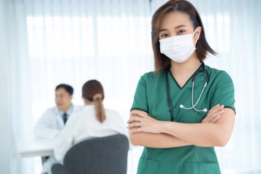 Maske takan hemşireler. Hemşire hastanedeki hastaların sağlığından sorumludur. Sağlık hizmetleri kavramları, Veba, Covid 19 virüsü.