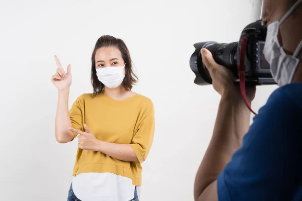 Fotografi Modelle Indossano Maschere Proteggere Virus Mentre Lavori Uno Studio — Foto Stock