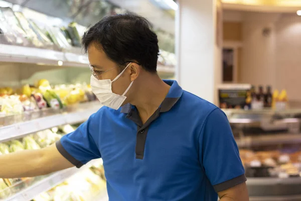 Asiatico Uomini Indossare Maschera Shopping Supermercati — Foto Stock