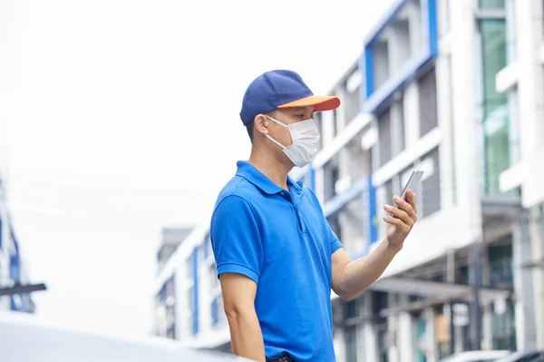 Uomo Tiene Telefono All Esterno Indossando Una Maschera Proteggersi Germi — Foto Stock