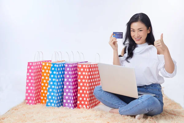 Mulher Asiática Usando Cartão Crédito Laptop Para Compras Line — Fotografia de Stock