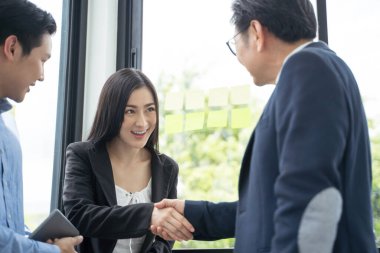 İş adamları el sıkışıyor. konsept işi