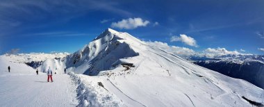 Rosa Khutor kayak merkezinin güney yamacındaki panorama.