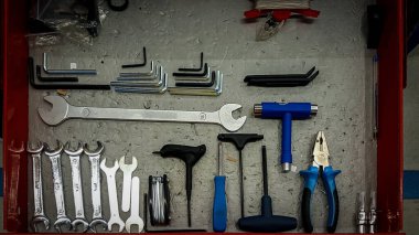 Bisiklet atölyesinde anahtarlar.