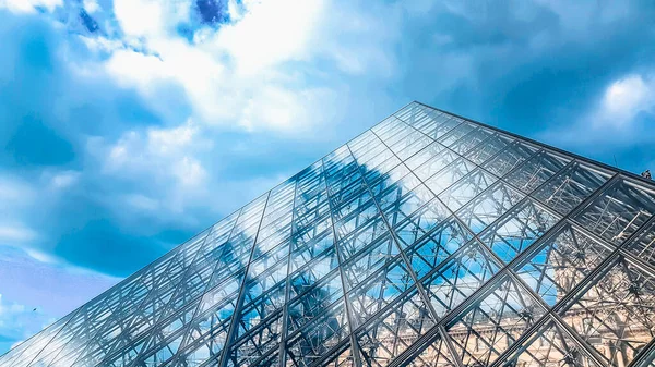 Louvre Müzesi 'nin tepesinde.