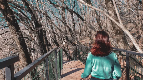 Soçi 'deki Skypark asma köprüsünde yürüyen bir kız.