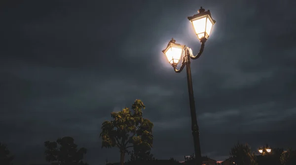 Eczanenin yanındaki gece lambası.