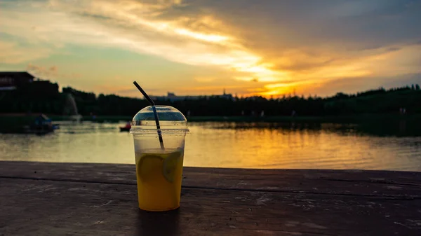 Soğuk limonata Bir yaz akşamı gölde