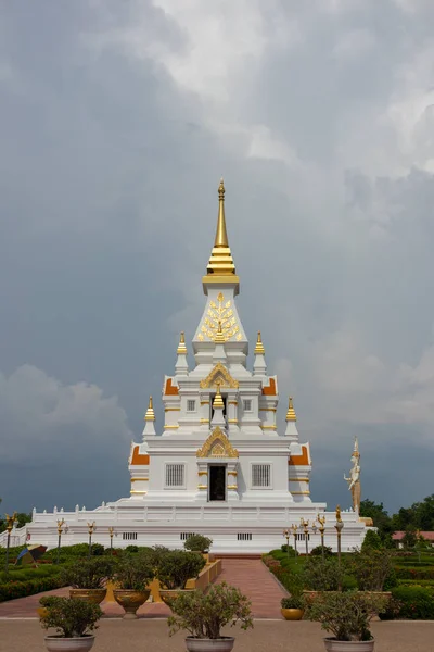 Die Schöne Weiße Kirche Des Alten Thailändischen Tempels — Stockfoto