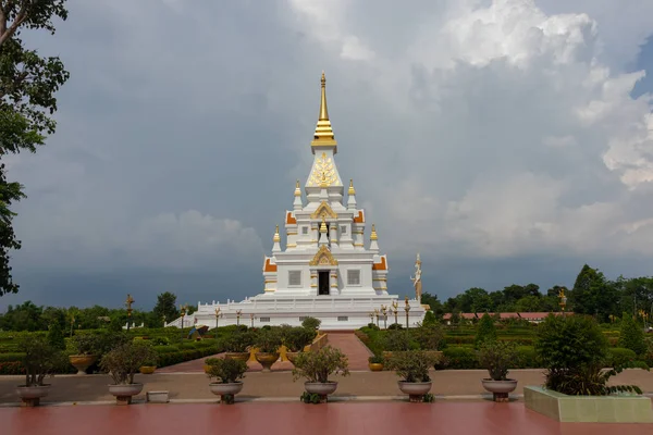 Die Schöne Weiße Kirche Des Alten Thailändischen Tempels — Stockfoto