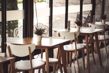 bir kahve dükkanı masanın üzerine yerleştirilen ağaç tencere