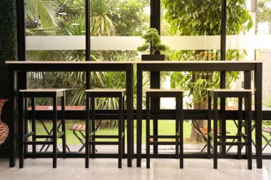 uzun bir masa sandalye coffee shop müşteri hizmetleri için