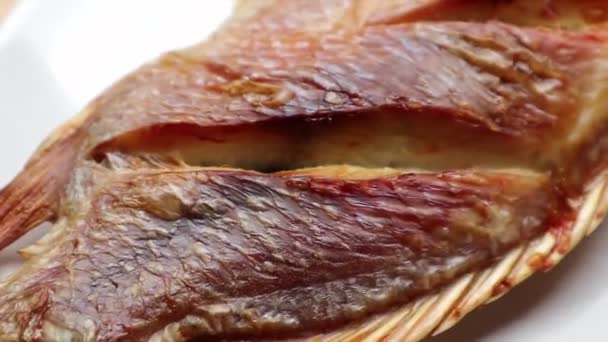 Aufnahmen Von Frittiertem Fisch Aus Der Küche — Stockvideo
