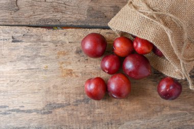 Körfez Yakut erik ahşap bir masada bir çanta içinde