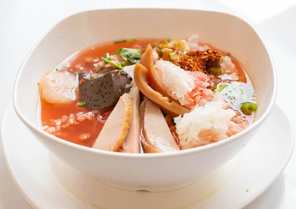 Fideos Yentafo en un tazón — Foto de Stock