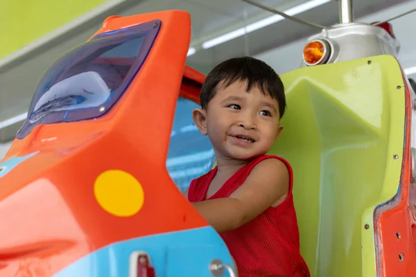 Lindos niños asiáticos están jugando parques de atracciones . — Foto de Stock