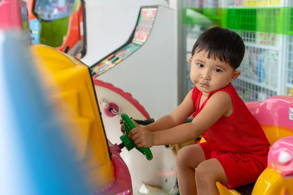 Lindos niños asiáticos están jugando parques de atracciones . — Foto de Stock